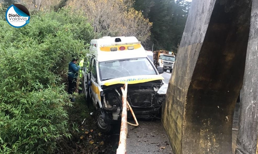 Ambulancia proveniente de La Unión protagonizó accidente camino a Valdivia