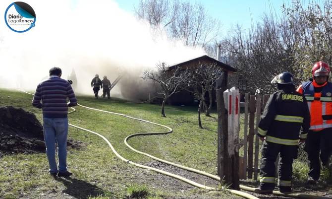 Adultos mayores sufrieron incendio de su vivienda en Lago Ranco 