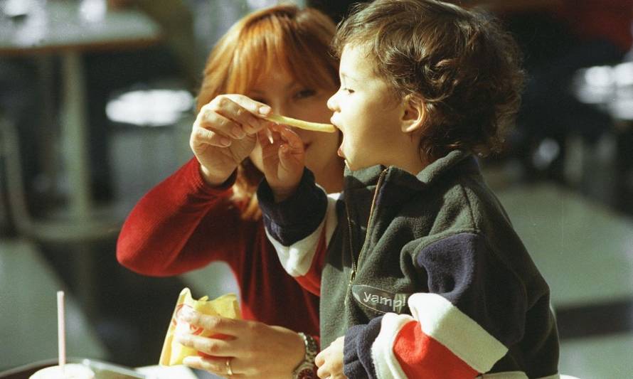 Parlamentarios buscan incentivar la venta de alimentos saludables para niños en restaurantes
