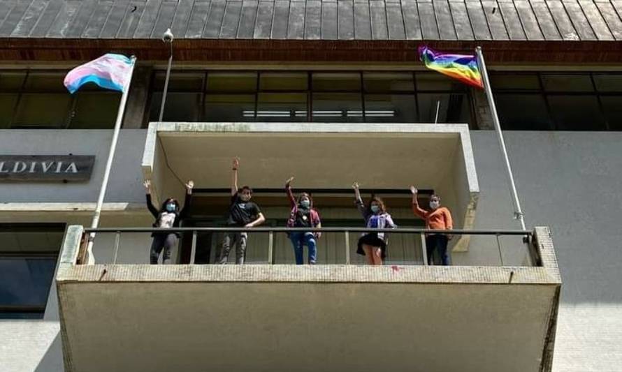 Matrimonio igualitario: municipalidad de Valdivia izó banderas de la diversidad 