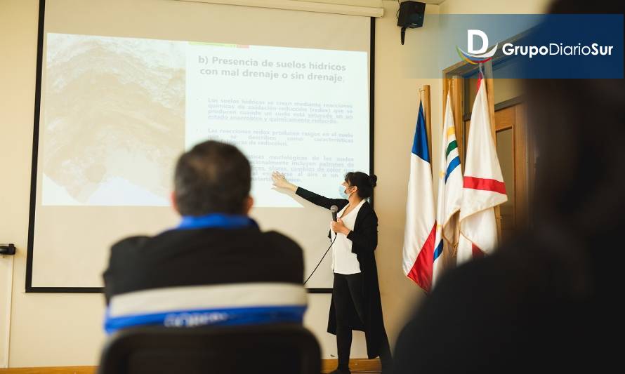 Seminario sobre identificación y gestión de humedales convocó a autoridades regionales de Los Ríos
