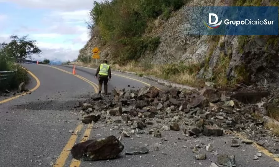 Reportan corte de ruta en Panguipulli tras caída de rocas