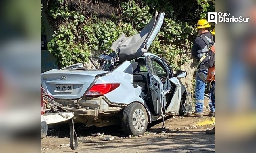 Confirman un fallecido tras choque frontal de auto contra poste en Valdivia