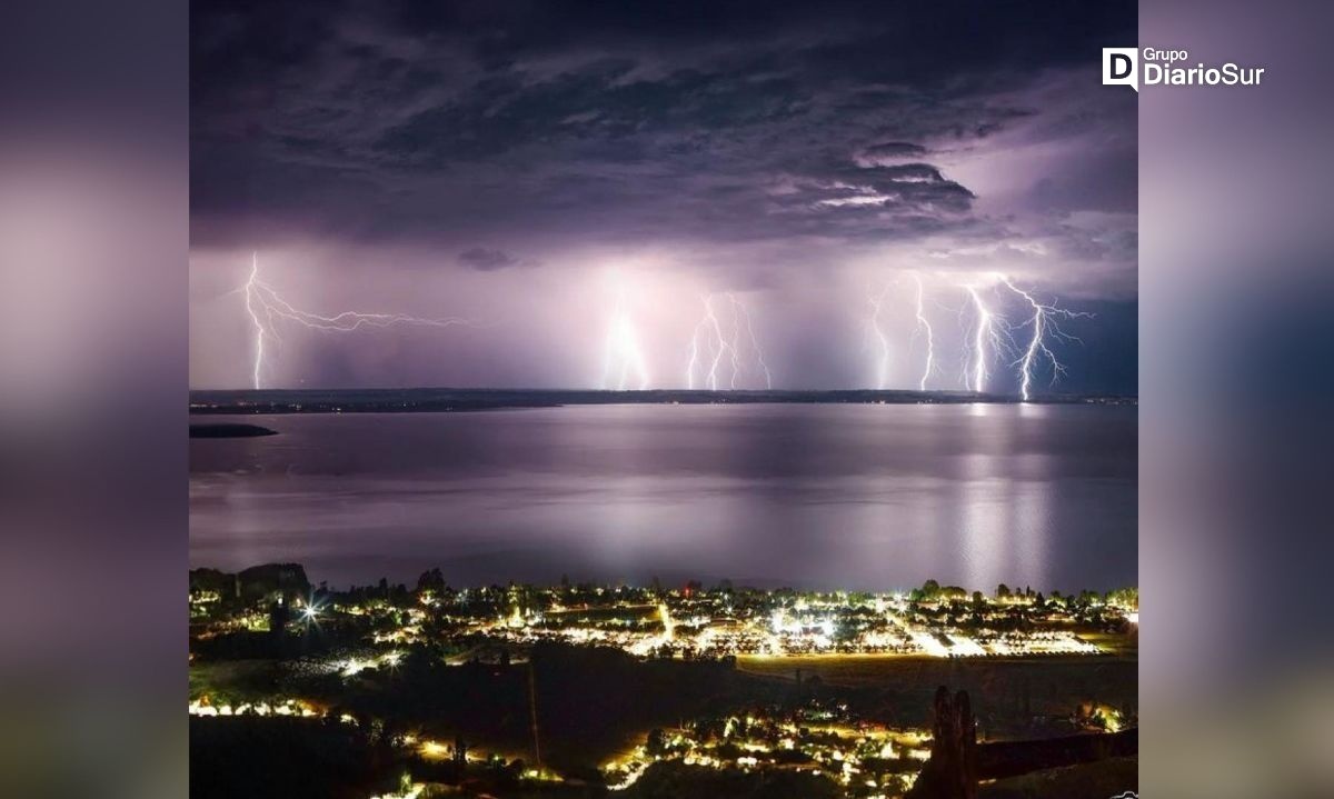 El que la sigue la consigue: fotógrafo logra foto única de la tormenta eléctrica sobre el Ranco