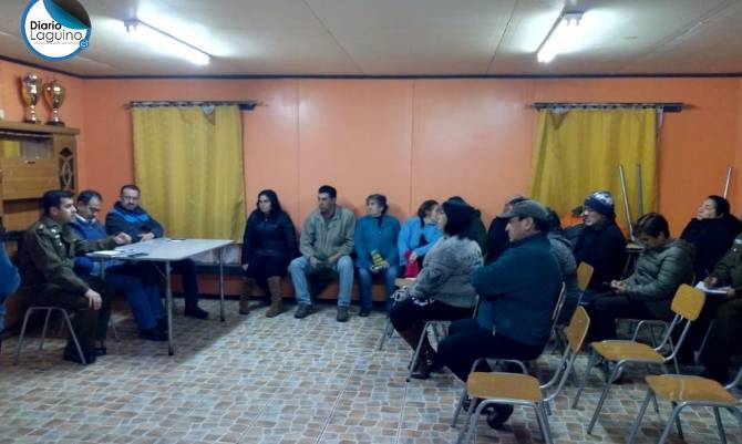 Carabineros se reunió con alcalde y vecinos de villa Los Ríos en Los Lagos
