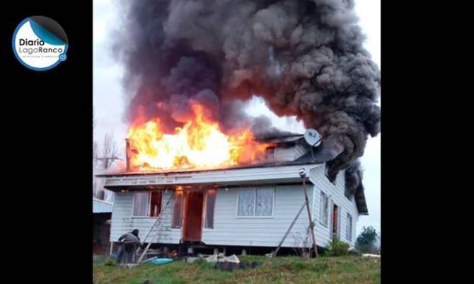 Bomberos de Lago Ranco evitó que vivienda terminara completamente consumida por el fuego