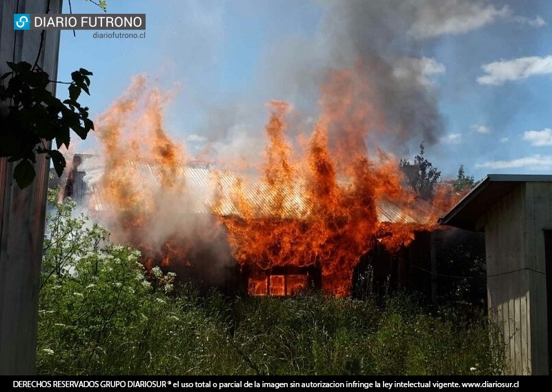 Incendio de proporciones afectó a vivienda de Futrono