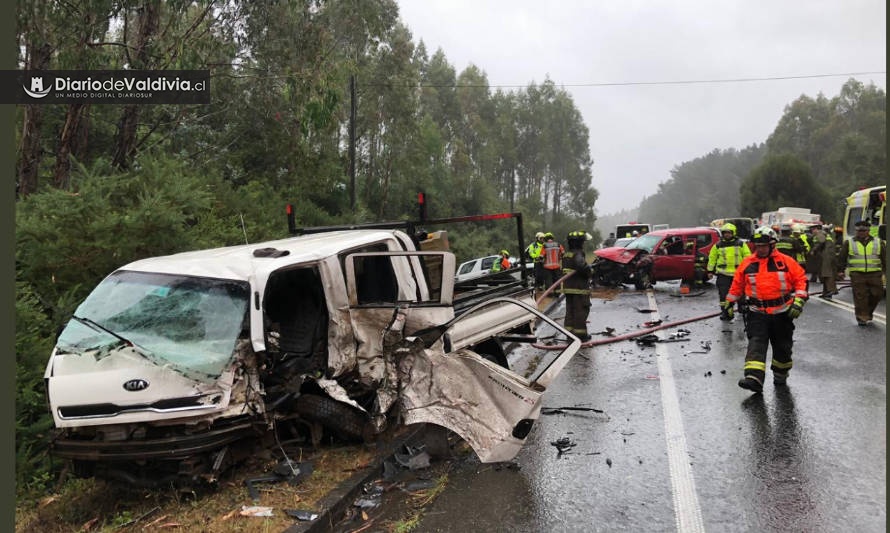 Múltiples heridos deja colisión de cuatro vehículos en ruta Paillaco-Valdivia