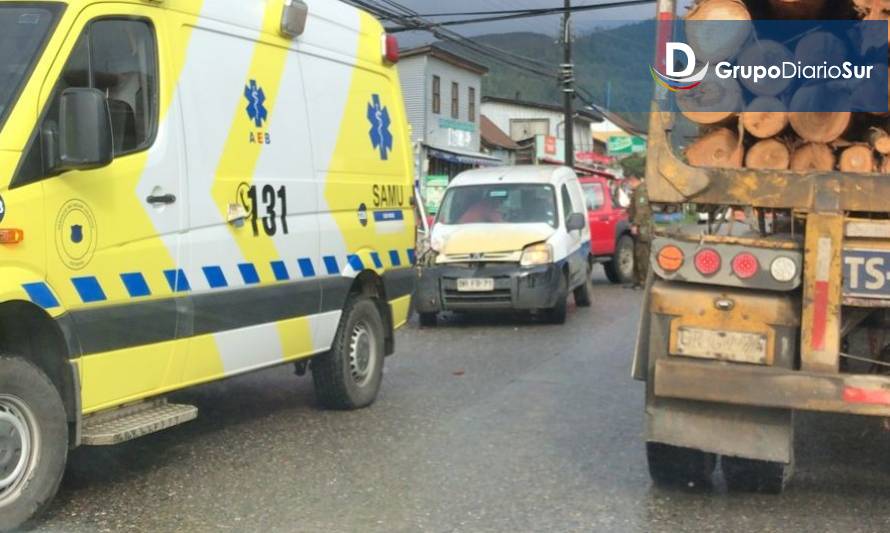 Los Lagos: Colisión entre dos vehículos dejó una persona lesionada