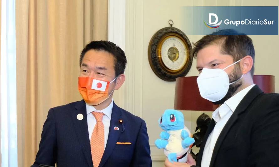 Regalo de ministro japonés a Boric se toma las redes sociales 