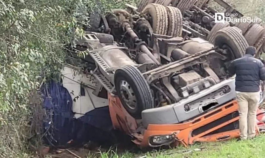 Milagrosa salvada de conductor de camión que volcó 