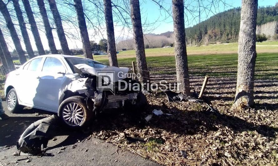 Conductor chocó contra un árbol en ruta Los Lagos-Valdivia