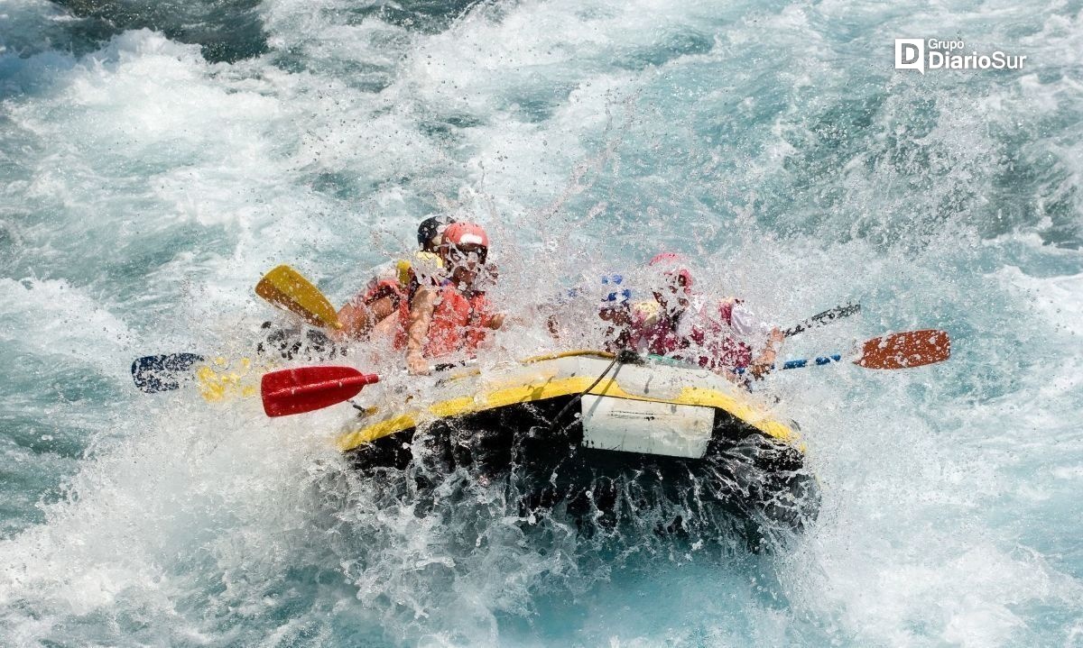 Rescatan a grupo de personas que cayeron a río Huenehue de Panguipulli 