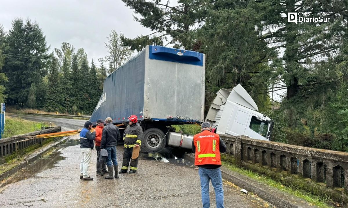 Camión colisionó contra camioneta en ruta Máfil-Valdivia