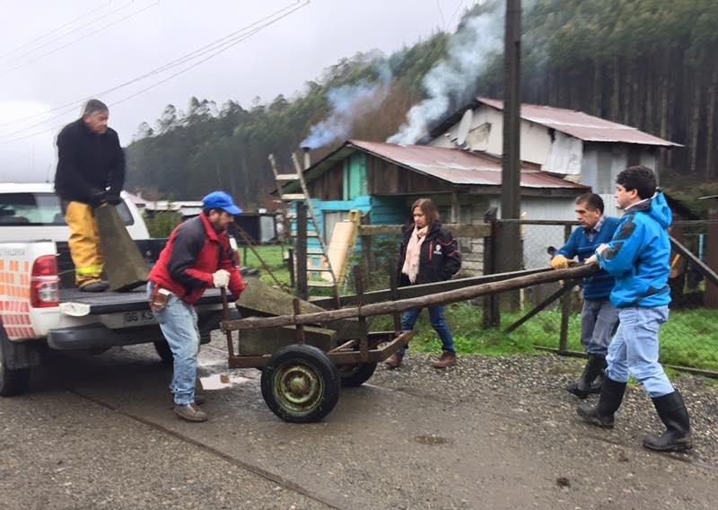 Familia damnificada en Huellelhue recibió ayuda municipal