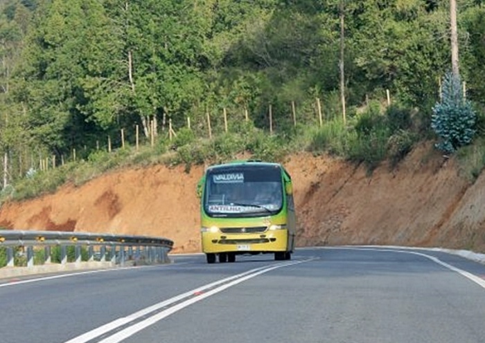 Empresarios de buses preocupados por deterioro de nueva ruta a Antilhue