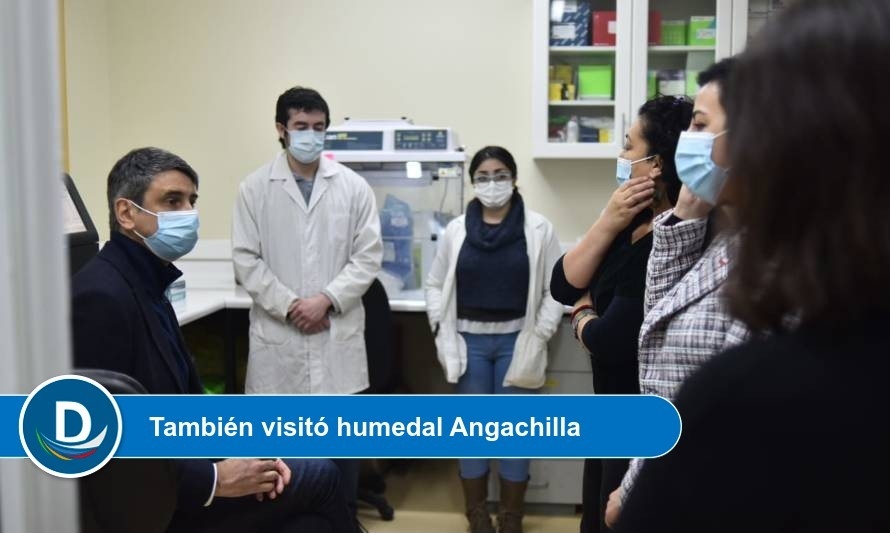 Ministro Couve visitó laboratorio UACh que podrá realizar vigilancia genómica
