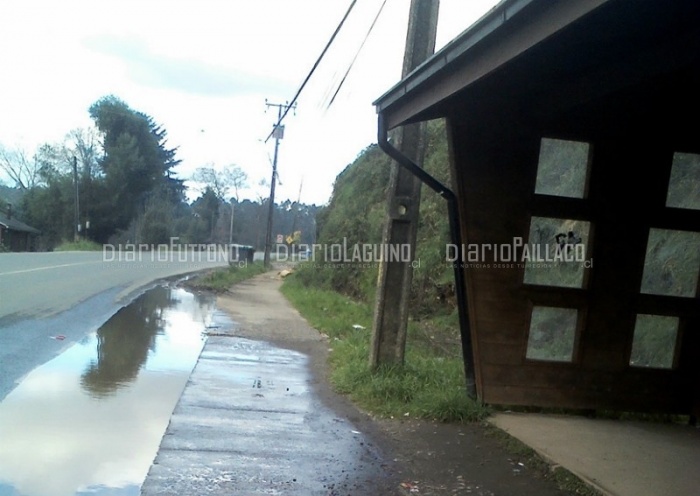 Lector denuncia escurrimiento constante de agua en calle Quinchilca