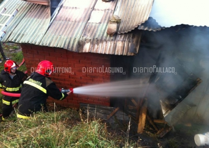 Incendio destruyó una vivienda en población Las Lajas